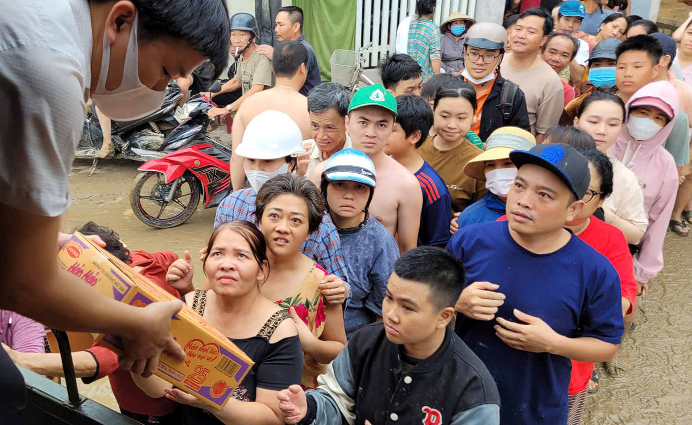 Acecook Việt Nam hỗ trợ 210.000 sản phẩm mì ăn liền cho người dân vùng lũ tại các tỉnh Đắk Lắk, Khánh Hòa, Gia Lai

